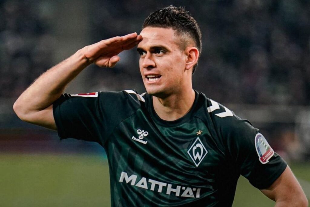 Atacante Rafael Santos Borré comemora gol pelo Werder Bremen