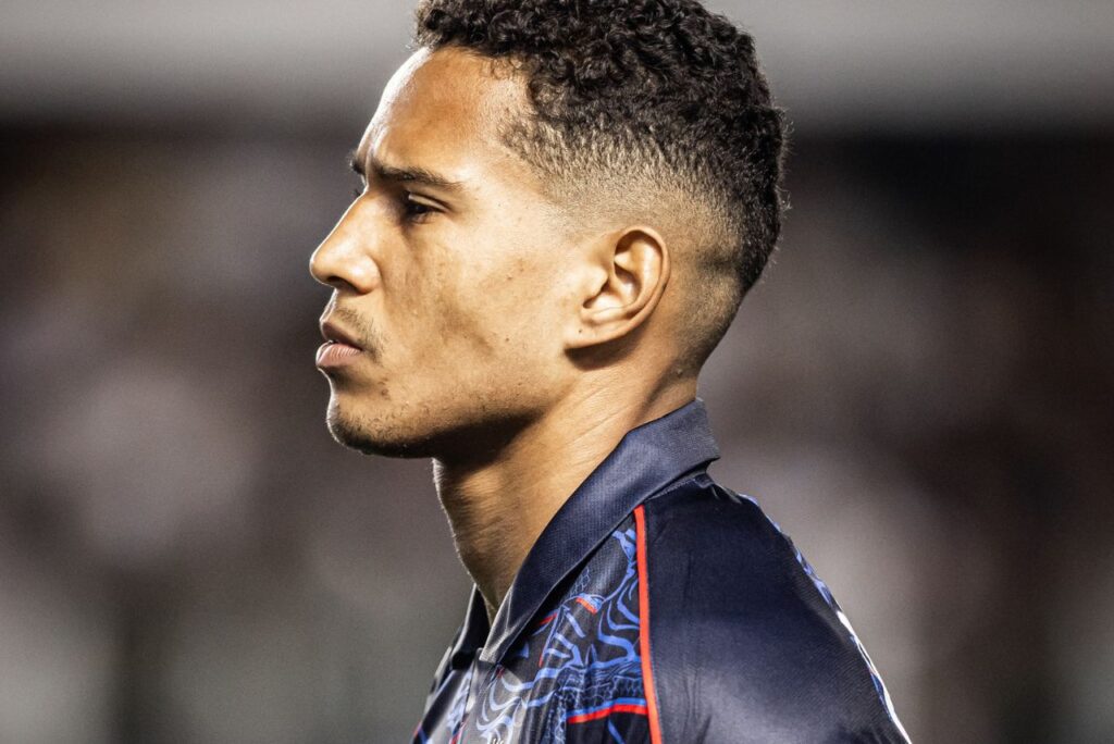 Lateral-direito João Lucas, reforço do Juventude, em jogo do Santos em 2023
