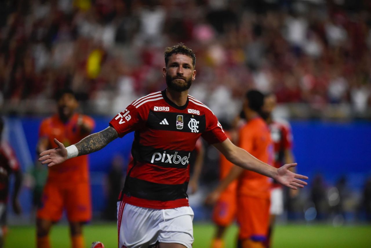 Léo Pereira comemora gol pelo Flamengo