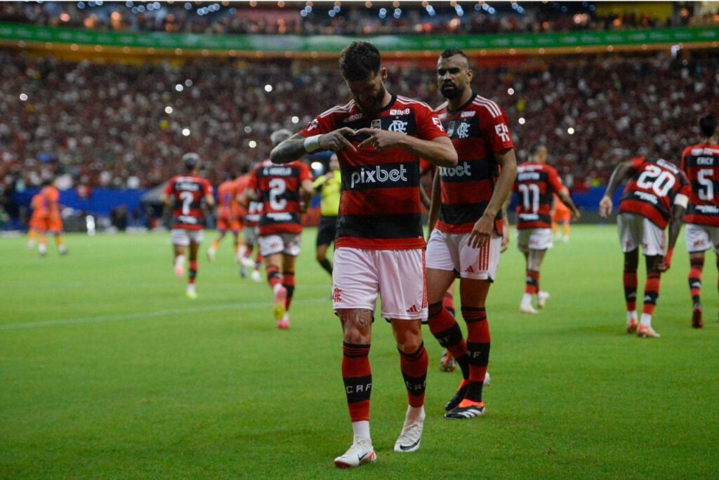 Léo Pereira abriu o placar na vitória do Flamengo