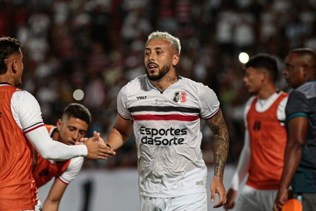 Atacante João Diogo, do Santa Cruz, comemora gol contra o Flamengo de Arcoverde no Pernambucano
