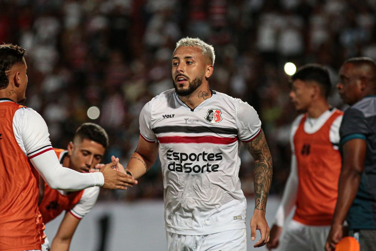 Atacante João Diogo, do Santa Cruz, comemora gol contra o Flamengo de Arcoverde no Pernambucano