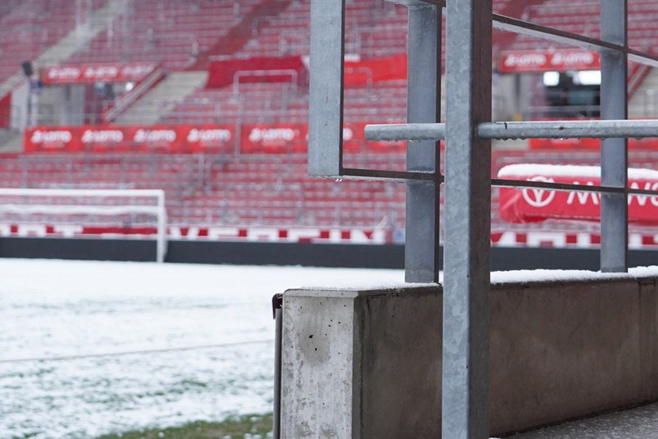 Gelo e neve em estádio do Mainz que receberia jogo da Bundesliga