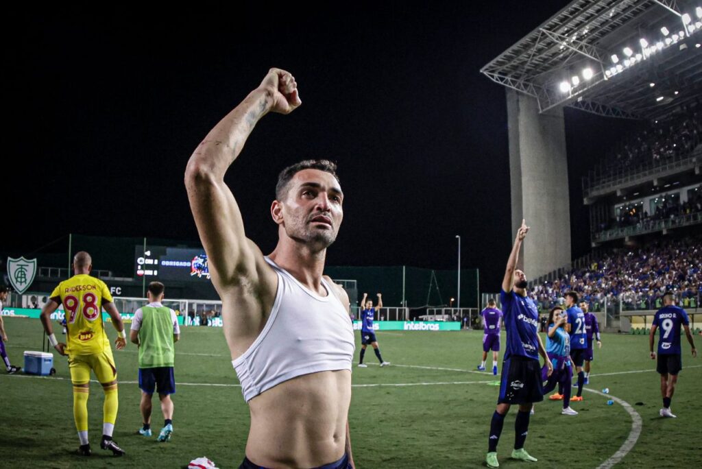 Atacante Gilberto comemora gol pelo Cruzeiro em 2023