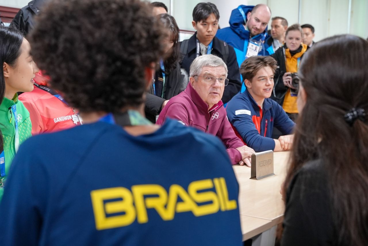 Thomas Bach, presidente do COI, em almoço com atletas da Olimpíada de Inverno da Juventude