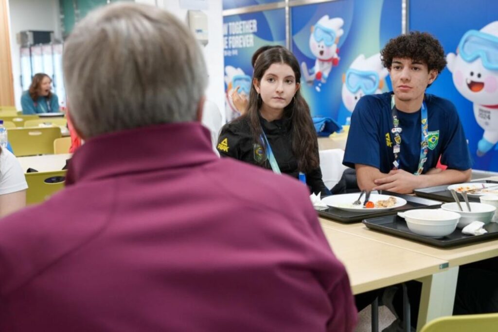 Julia Gentile, Caue Miota e Thomas Bach em encontro antes da Olimpiada de Inverno da Juventude