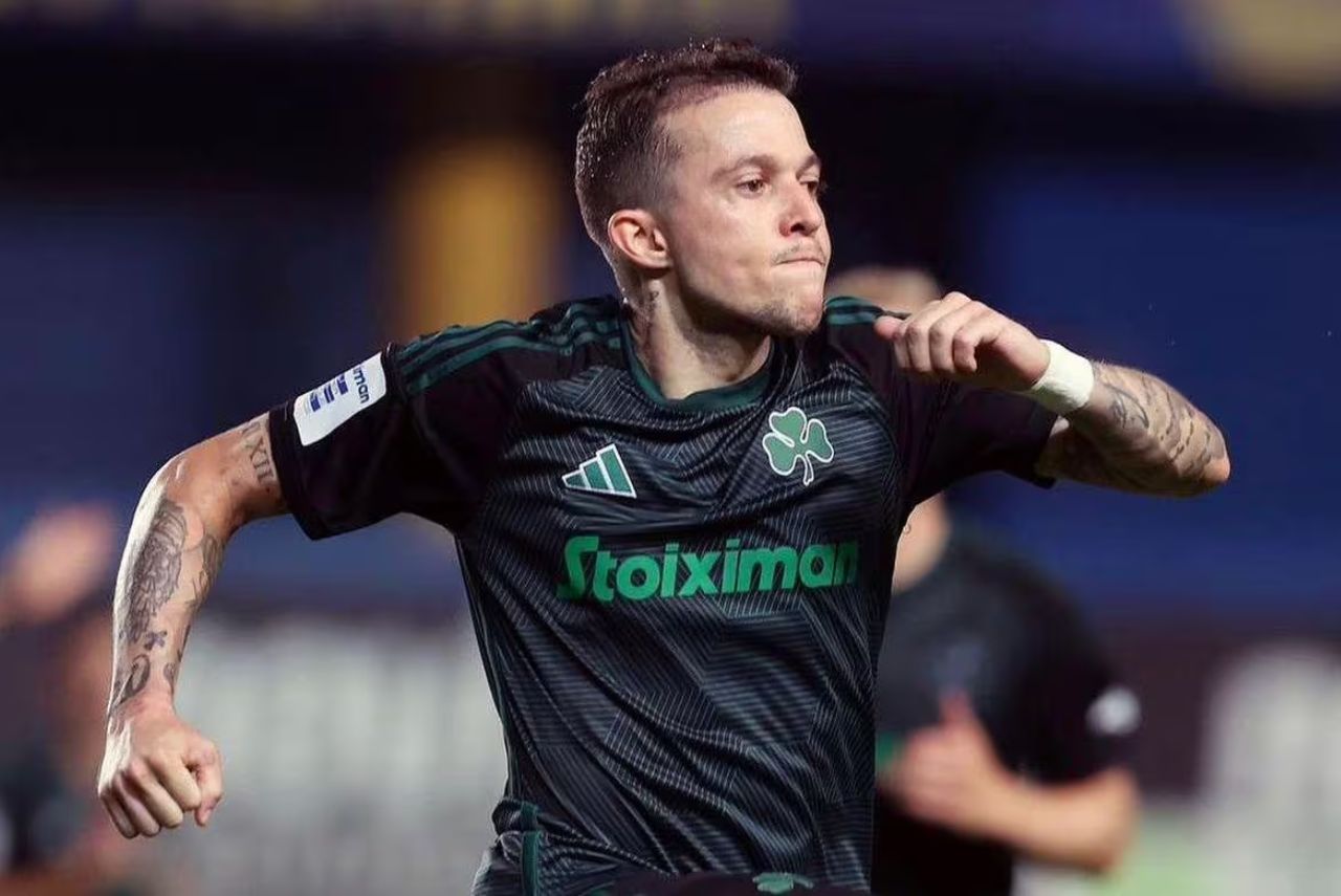 Meia Bernard, alvo do Atlético-MG, comemora em jogo do Panathinaikos