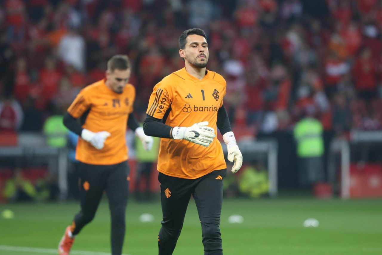 Goleiro Keiller em aquecimento pelo Internacional em 2023