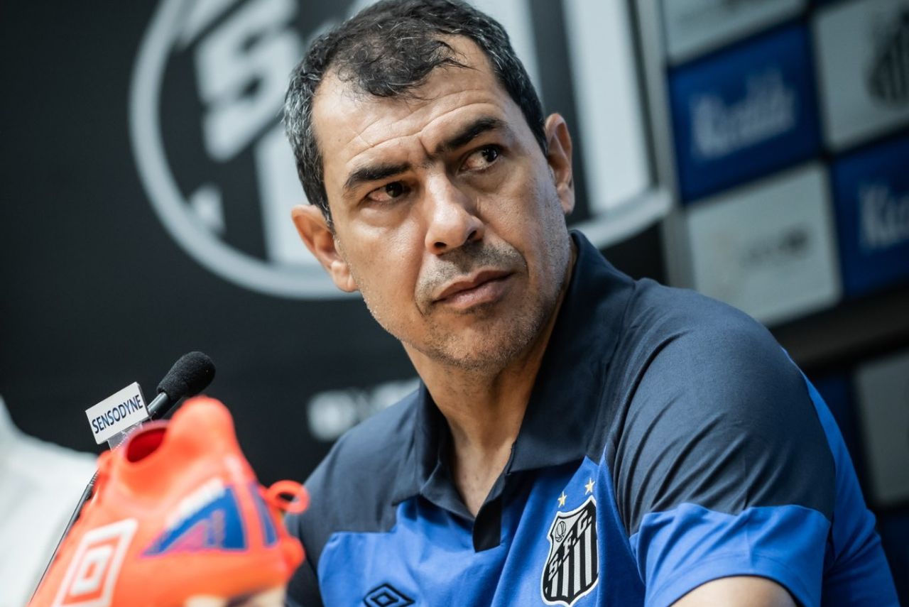 Treinador Fábio Carille em apresentação no Santos
