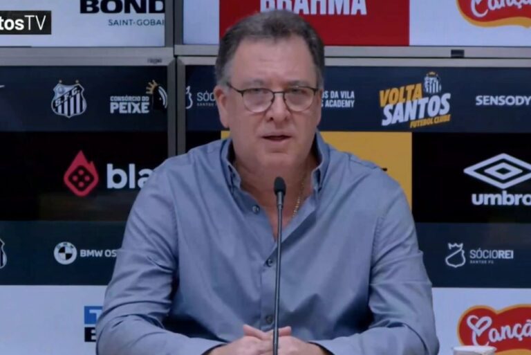 <p>Marcelo Teixeira, presidente do Santos, em entrevista coletiva (Foto: OneFootball/Reprodução)</p>
