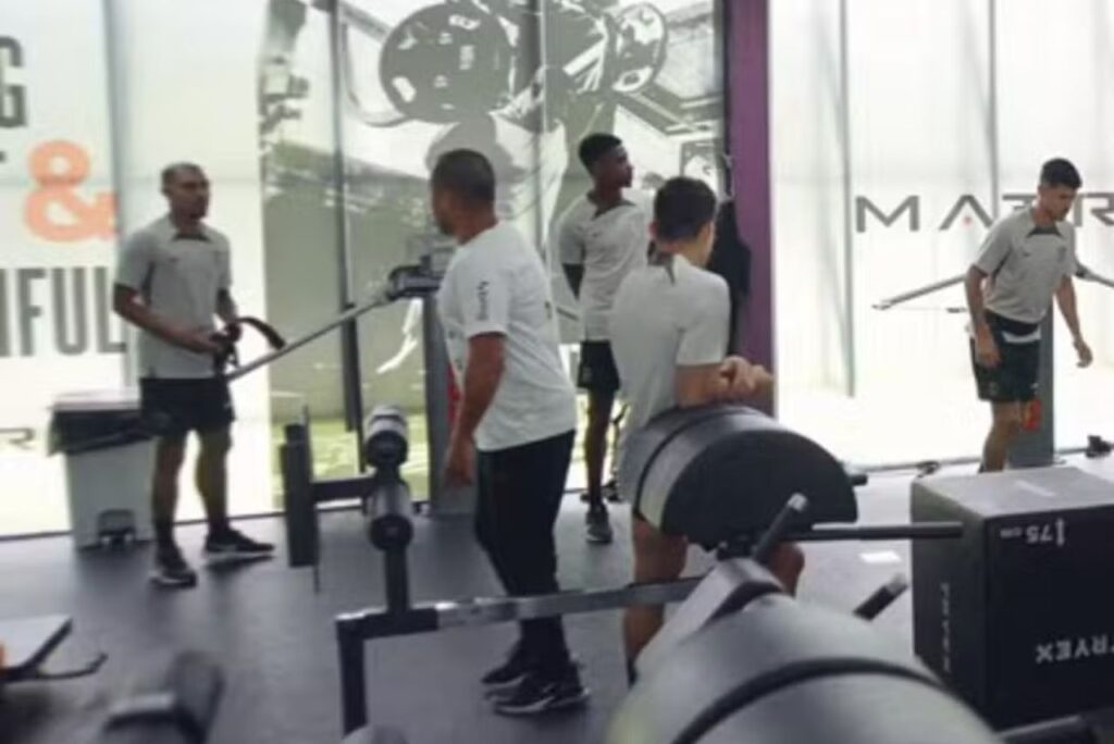 Matheuzinho, no canto esquerdo, em treino do Corinthians