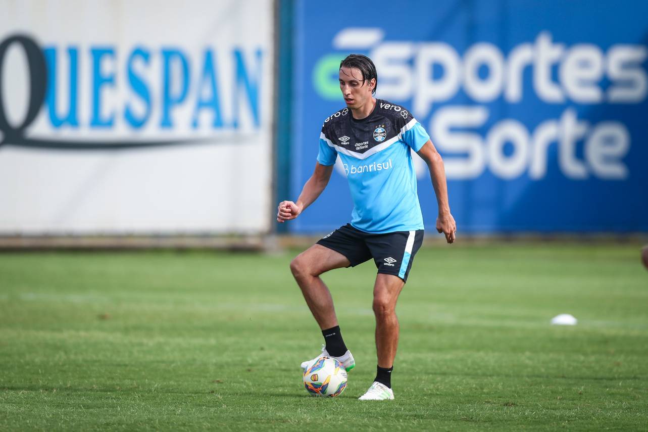 Geromel saiu do treino com uma tipoia no braço. Foto: Lucas Uebel/Grêmio