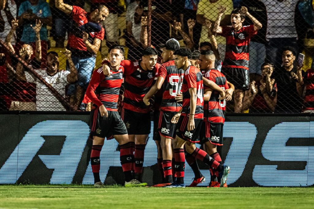 Jogadores do Flamengo comemoram classificação na Copinha