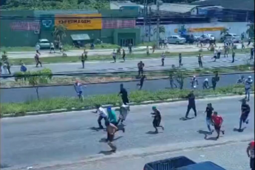 Torcedores de Sport e Santa Cruz protagonizaram cenas de violência (Foto: X/Reprodução)