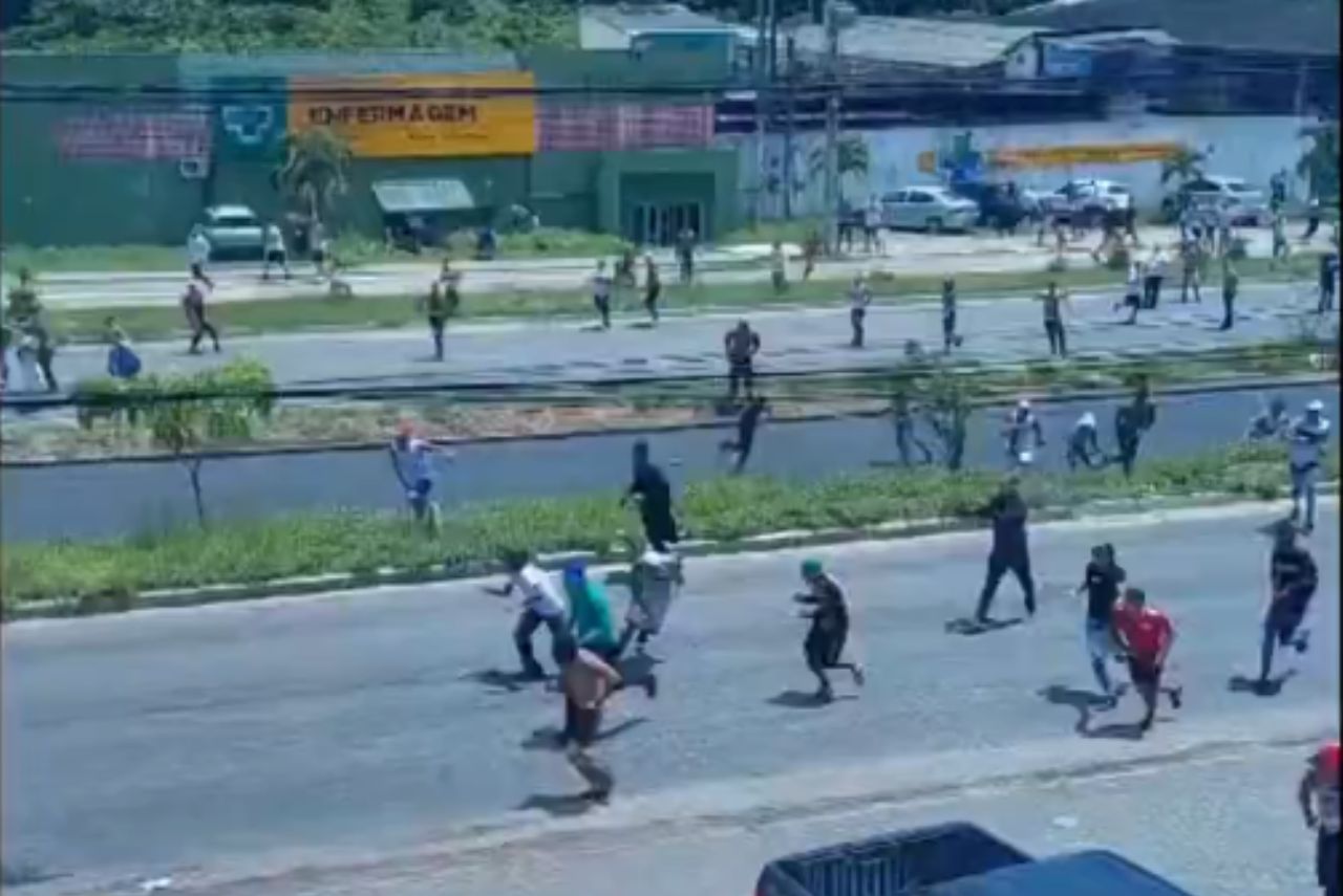 Torcedores de Sport e Santa Cruz protagonizaram cenas de violência (Foto: X/Reprodução)