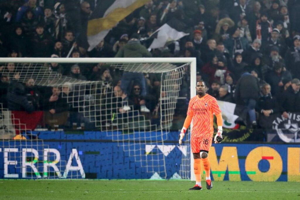 Maignan durante a partida entre Udinese e Milan. Foto:GABRIELE MENISANSAAFP