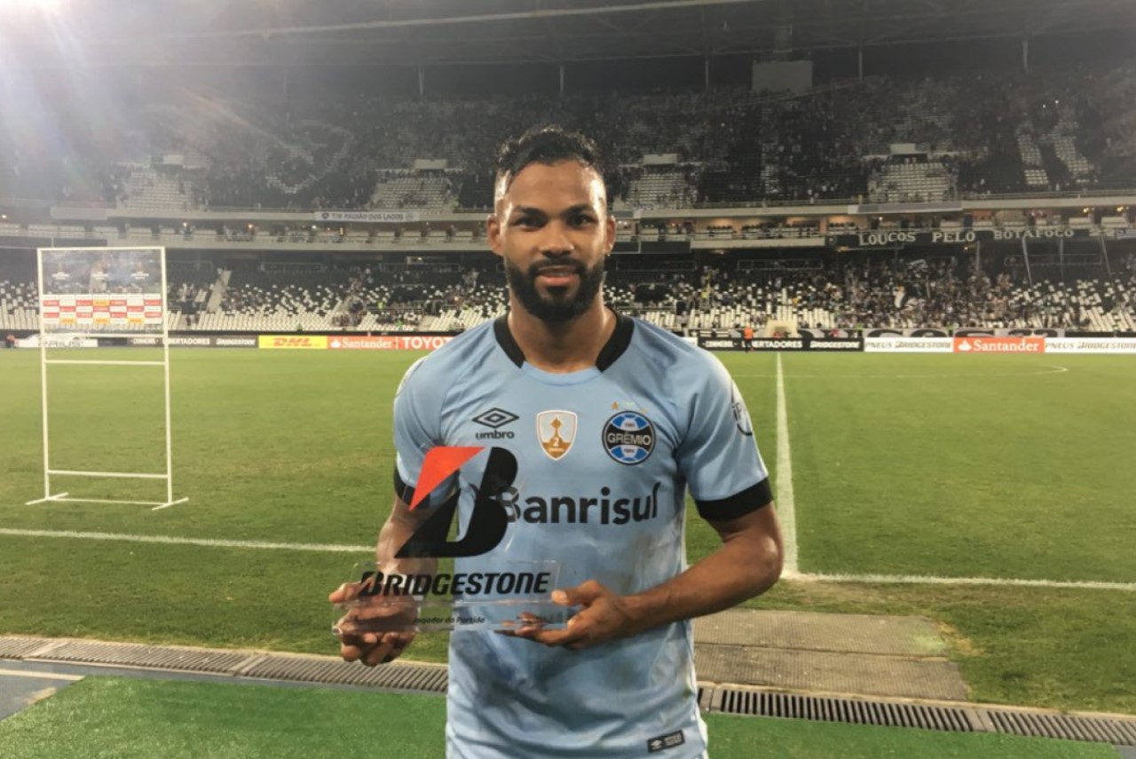 Atacante Fernandinho, quando jogava pelo Grêmio, recebendo o prêmio de melhor jogador da partida em duelo contra o Botafogo pela Libertadores de 2017
