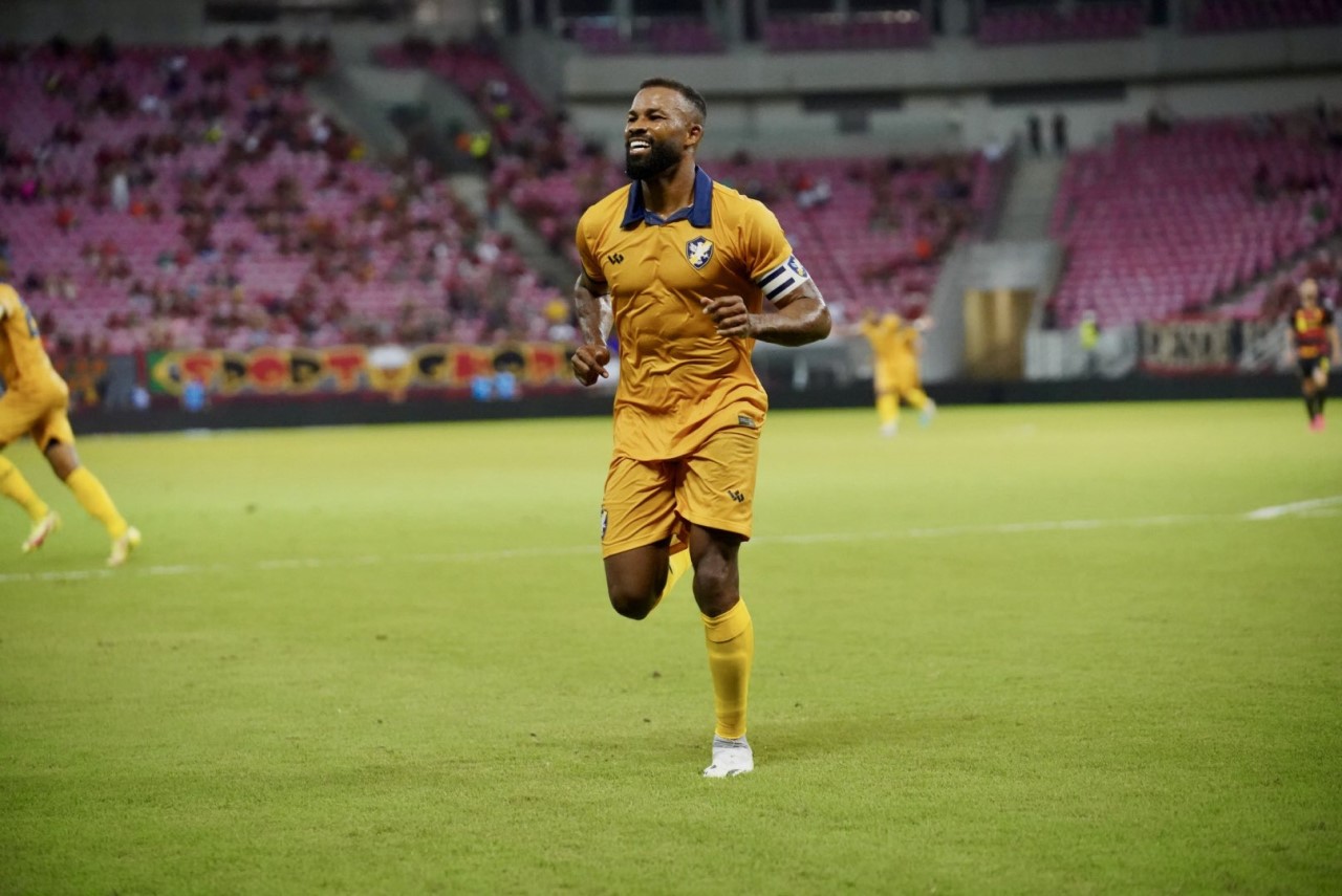 Atacante Fernandinho, do Retrô