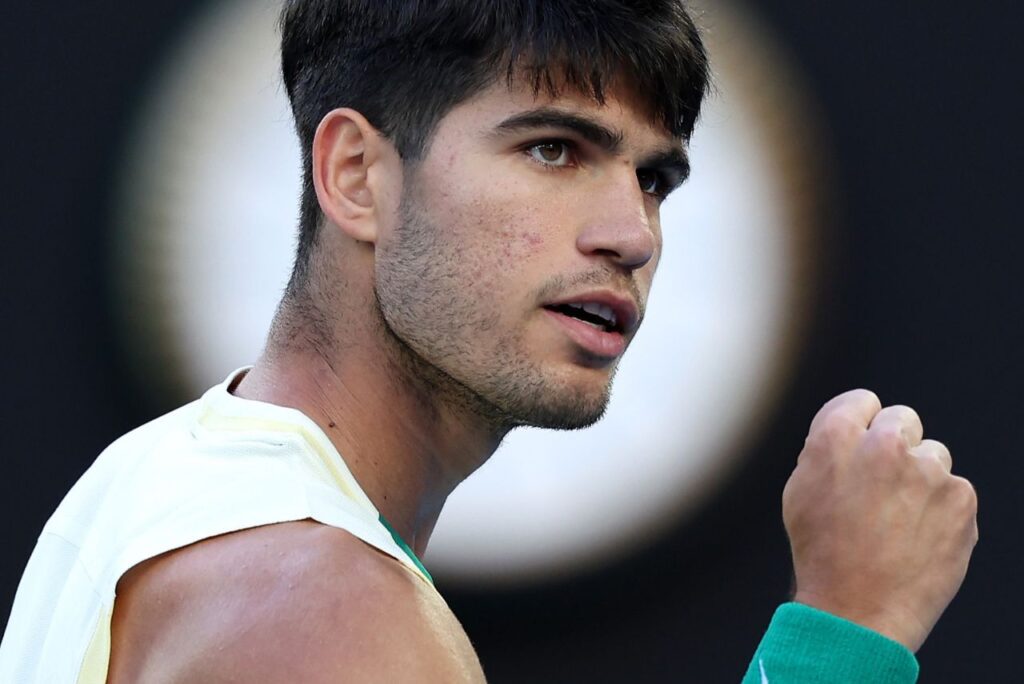 Tenista Carlos Alcaraz comemora vitória em jogo do Australian Open 2024