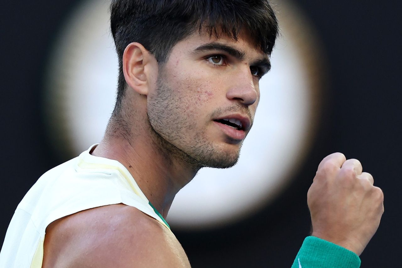 Tenista Carlos Alcaraz comemora vitória em jogo do Australian Open 2024