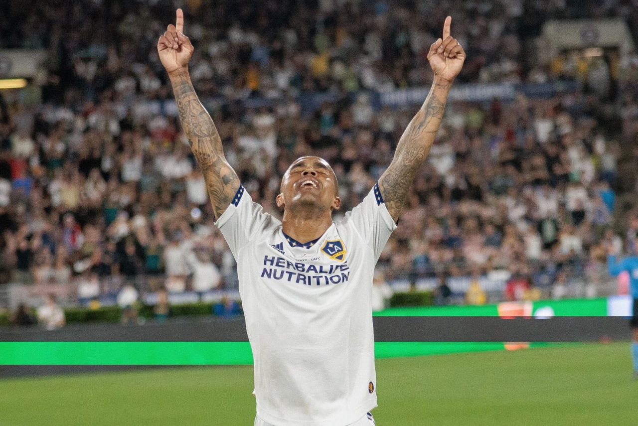 Meia Douglas Costa, reforço do Fluminense, comemora em jogo do LA Galaxy