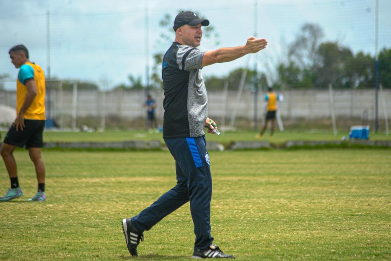 Treinador Rogério Corrêa em treino do CSA em 2023