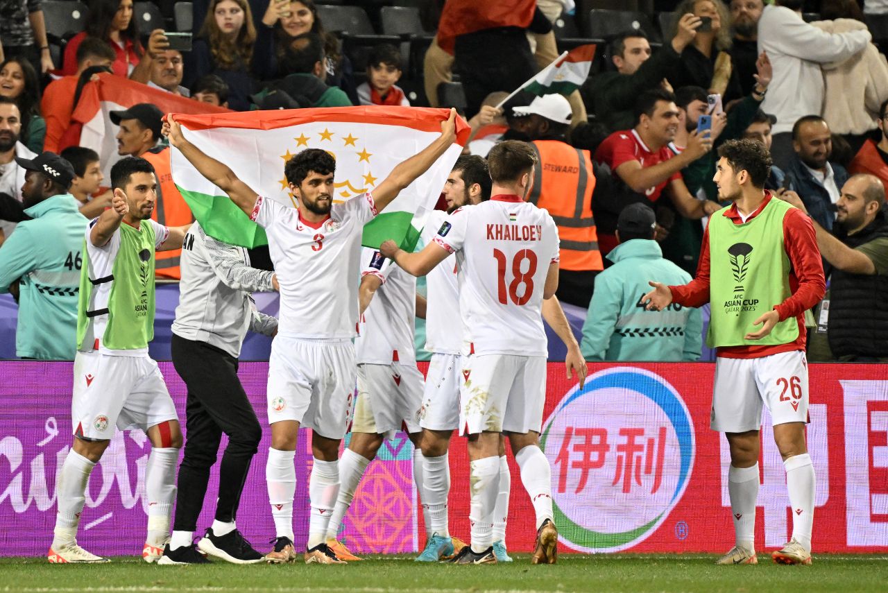 Tajiquistão garantiu vaga nas oitavas da Copa da Ásia 2024 (Foto: Hector Retamal/AFP)