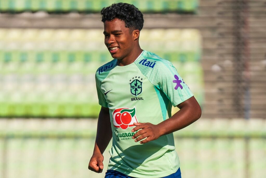 Endrick em treino do Brasil