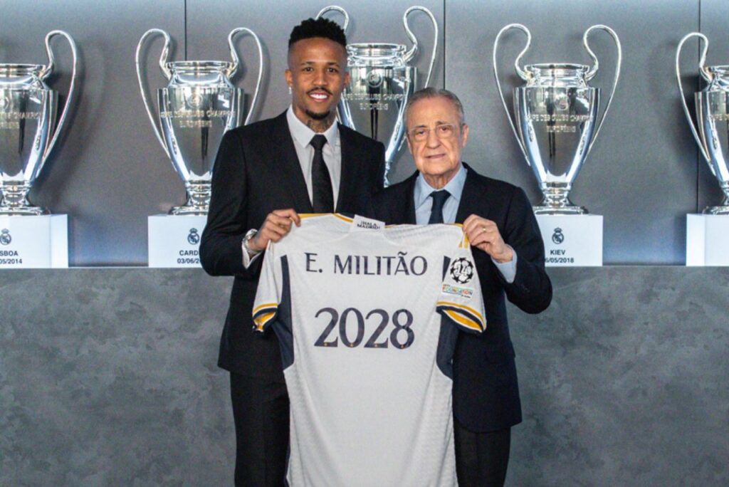 Militão ao lado de Florentino Pérez, presidente do Real Madrid