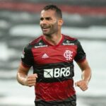 Volante Thiago Maia, alvo do Internacional, em jogo do Flamengo em 2023
