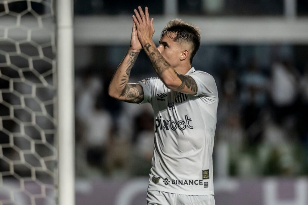 Meia Vinícius Zanocelo em jogo do Santos em 2022