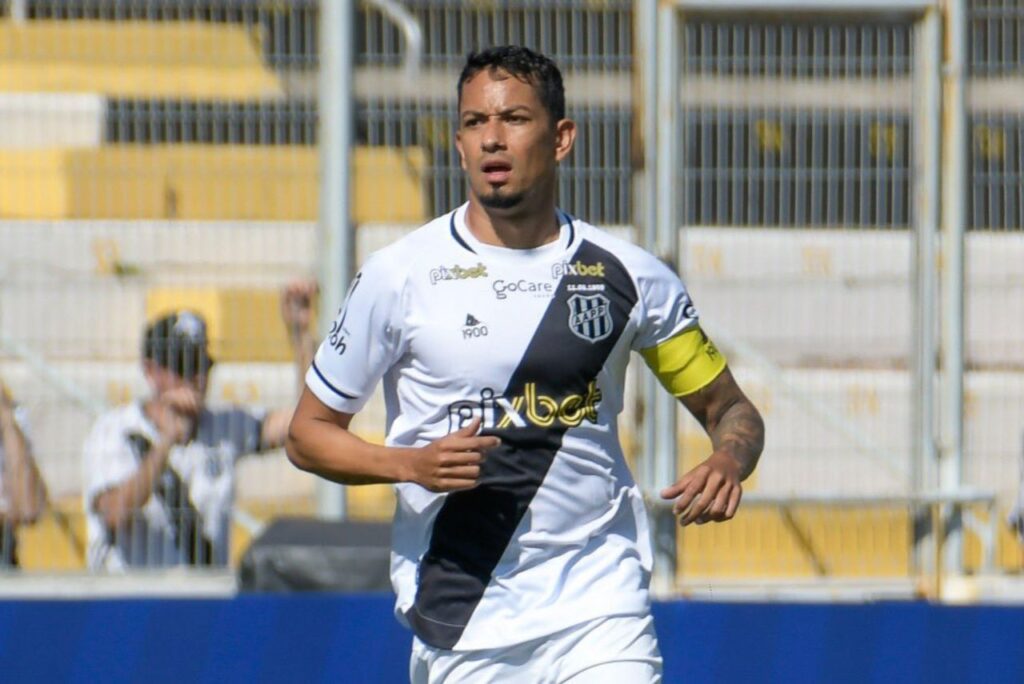 Atacante Lucca em jogo da Ponte Preta na Série B 2022
