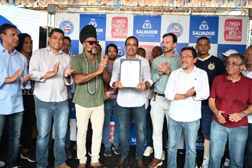 Evento de lançamento contou com dirigentes do Bahia, gestores municipais e o cantor Carlinhos Brown (Foto: Betto Jr/Secom)
