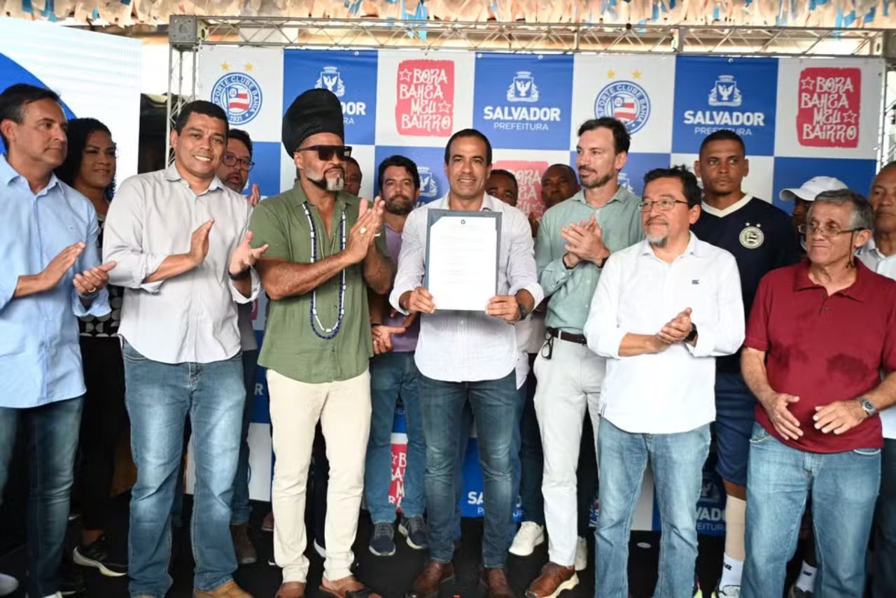 Evento de lançamento contou com dirigentes do Bahia, gestores municipais e o cantor Carlinhos Brown (Foto: Betto Jr/Secom)