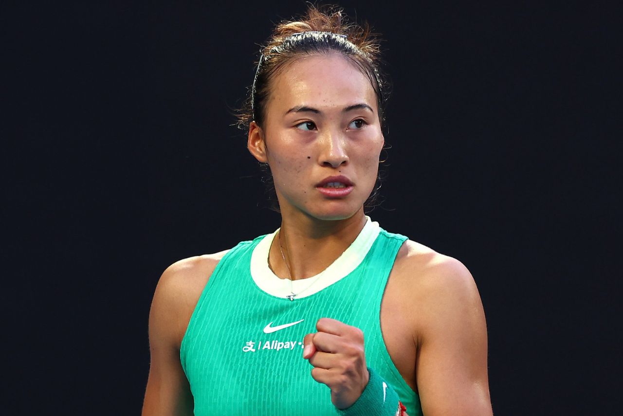 Tenista Zheng Qinwen em jogo do Aberto da Austrália
