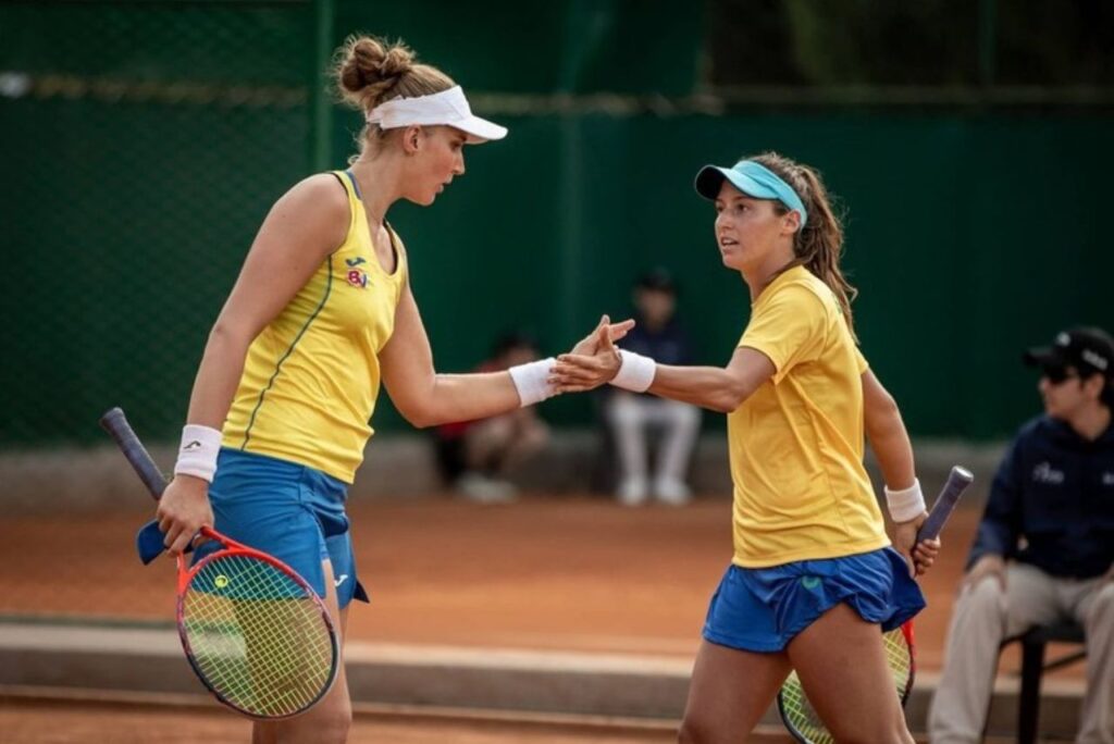 Tenistas Bia Haddad e Luisa Stefani em jogo da BJK Cup
