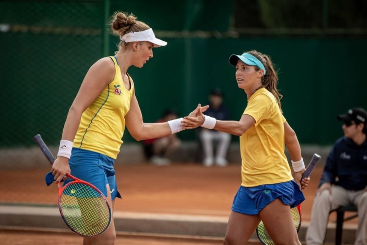 Tenistas Bia Haddad e Luisa Stefani em jogo da BJK Cup