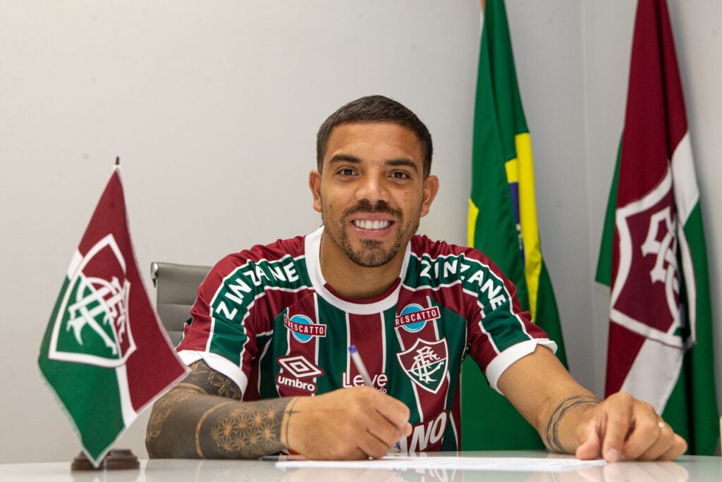 Meia David Terans assinando contrato com Fluminense
