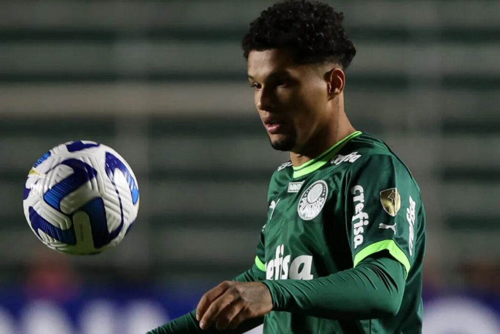 Lateral-esquerdo Ian Custódio, do Palmeiras