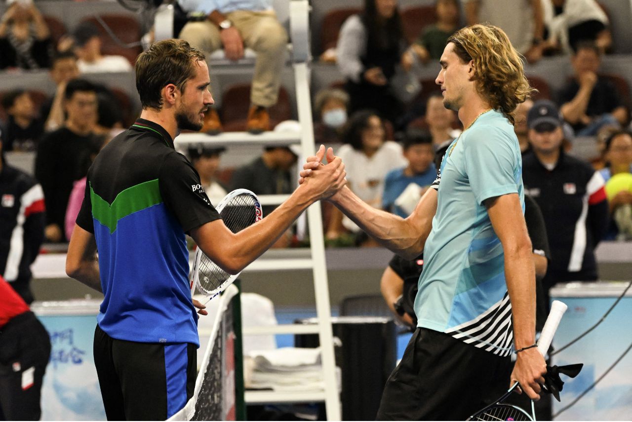 Daniil Medvedev e Alexander Zverev vão se enfrentar na semifinal do Australian Open 2024 (Foto: Pedro Pardo/AFP)