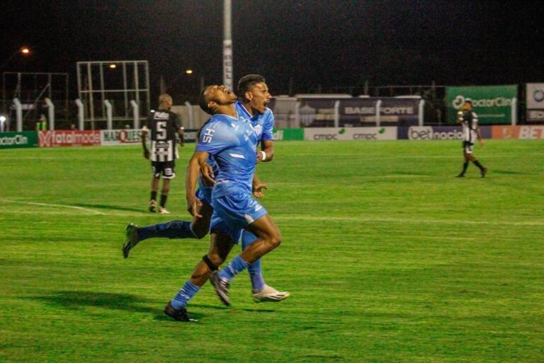 <p>O atacante Anderson Tanque precisou de 1 minuto em campo para marcar. Foto: Jefferson Couto/Novo Hamburgo</p>
