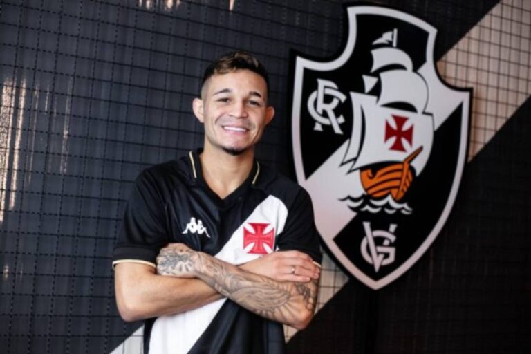 <p>Adson assinou contrato com o Vasco válido até 2027. Foto: Leandro Amorim/Vasco</p>
