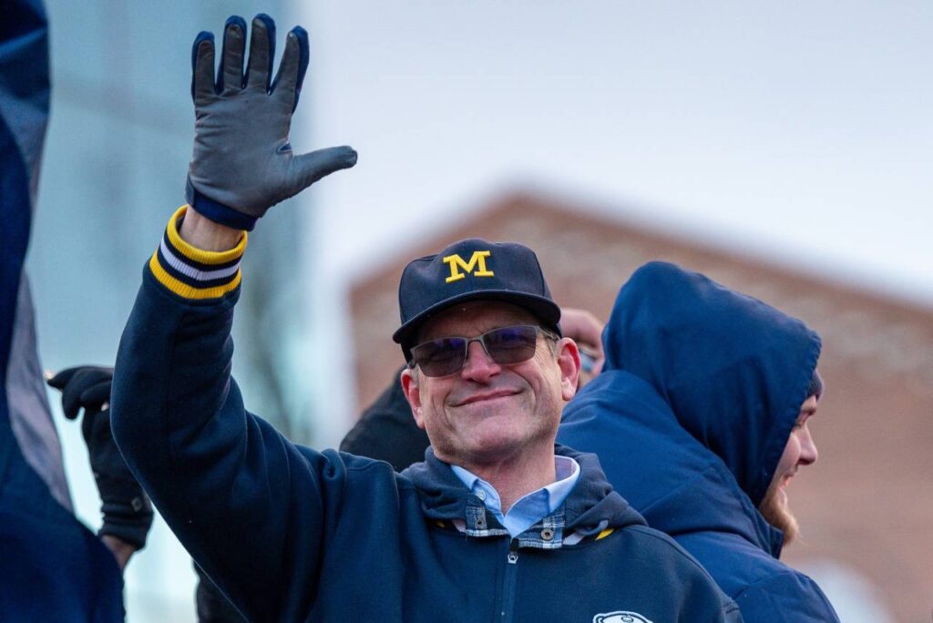 Jim Harbaugh foi campeão nacional com a Universidade de Michigan. Foto: Reprodução/Facebook