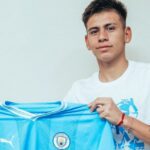 Echeverri com a camisa do Manchester City