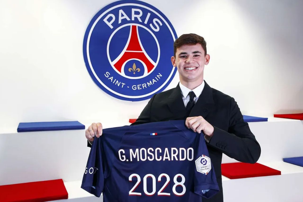 Gabriel Moscardo em anúncio oficial do PSG, da França