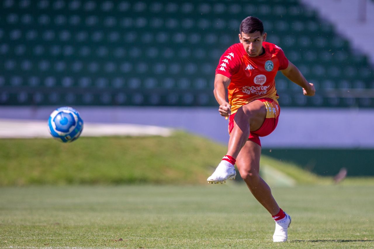 Zagueiro argentino Iván Alvariño, reforço do Amazonas, em treino do Guarani em 2023
