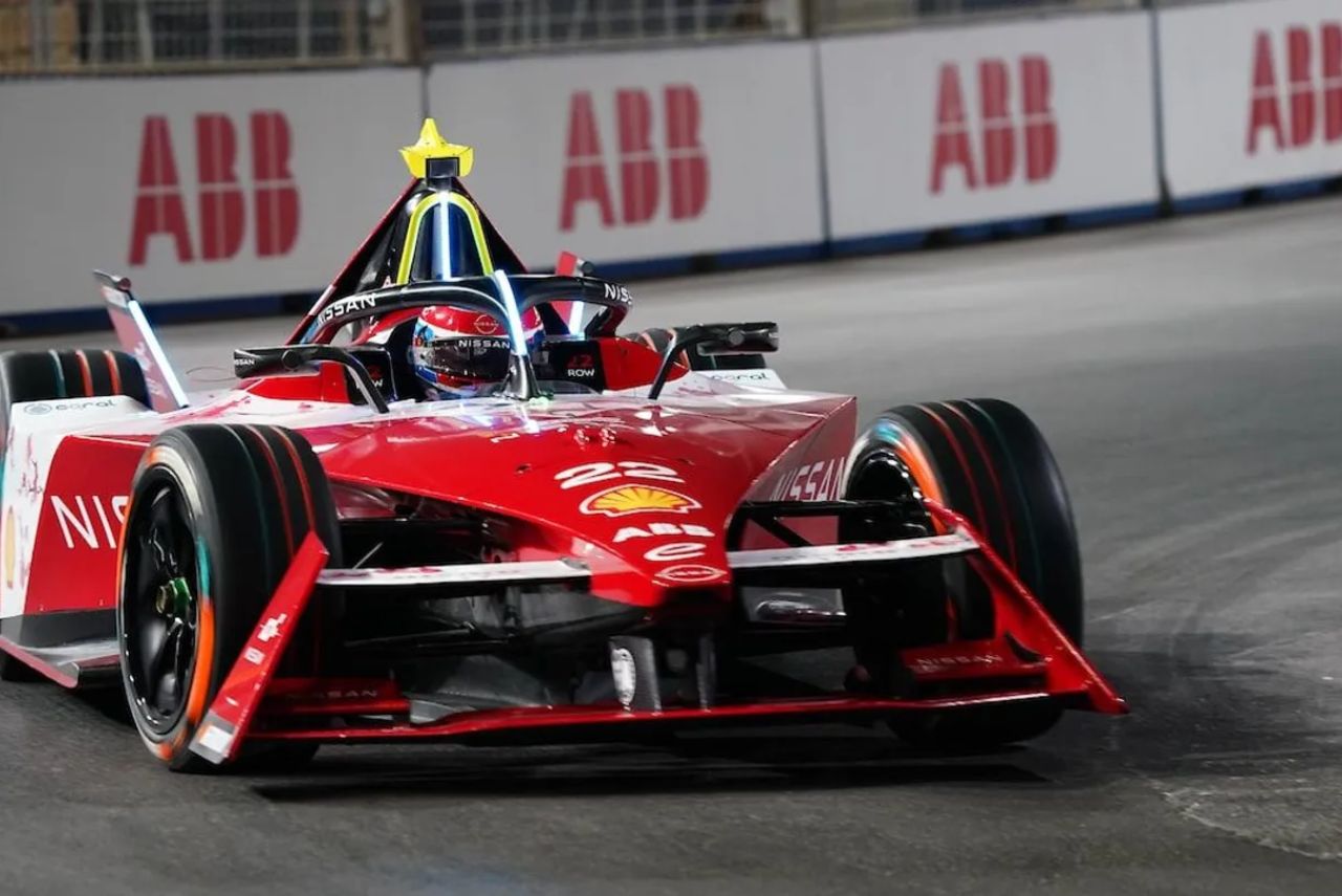 Carro de Oliver Rowland, da Nissan, na Fórmula E 23/24 na Arábia Saudita