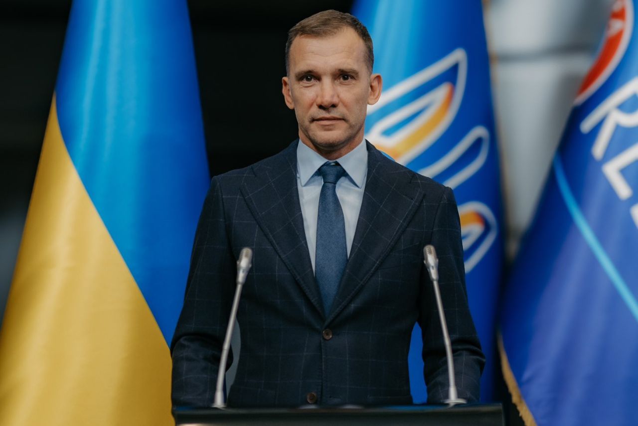 Andriy Shevchenko em púlpito como presidente da Federação da Ucrânia