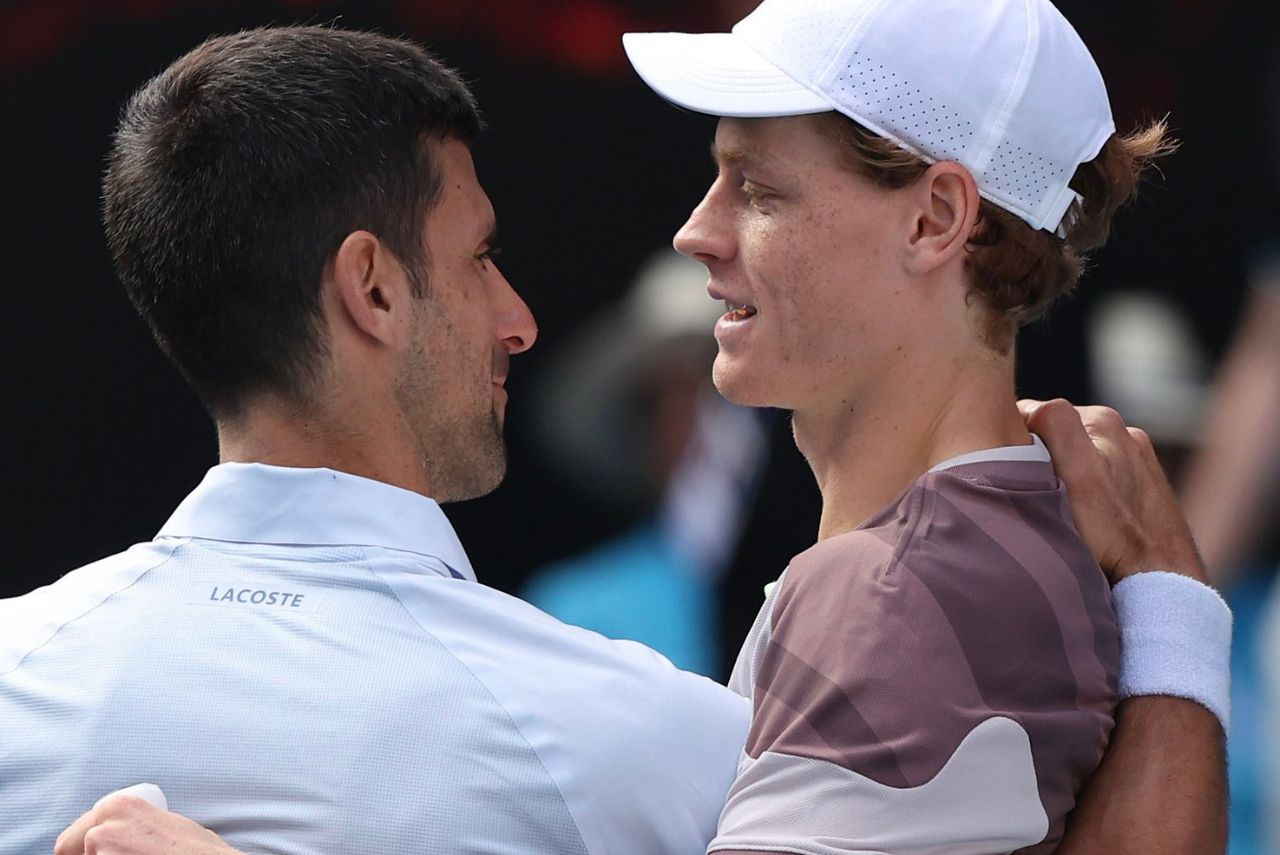 Tenistas Novak Djokovic e Jannik Sinner se cumprimentando no Australian Open