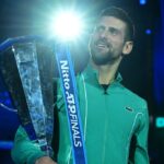 Novak Djokovic, vestindo camisa verde, em premiação ao receber o troféu do ATP Finals 2023